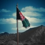 afghanische Flagge am Mast vor Bergen