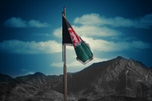 afghanische Flagge am Mast vor Bergen