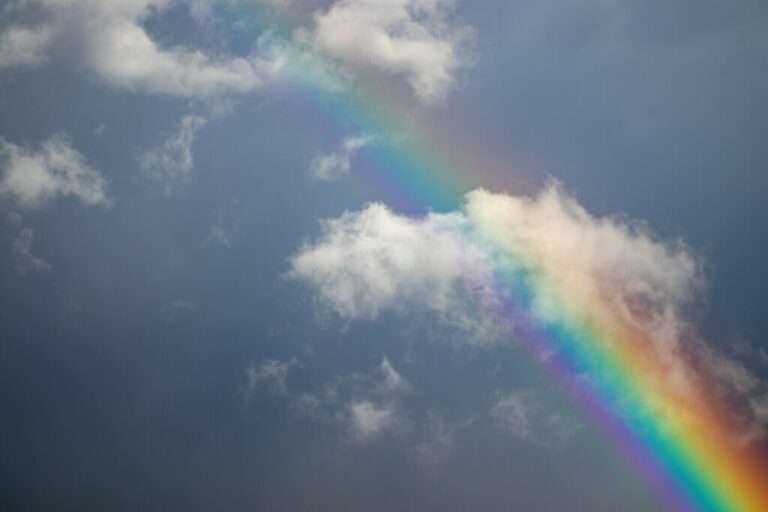 Regenbogen vor blauem Himmel