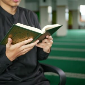 Person liest im Koran